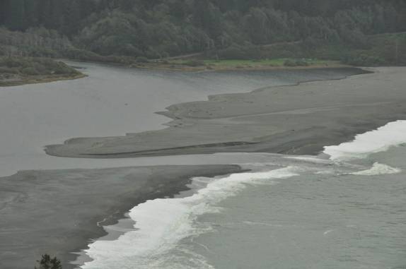 Encontro do rio com o mar no litoral do Redwood National Park, no norte da Califórnia, nos Estados Unidos